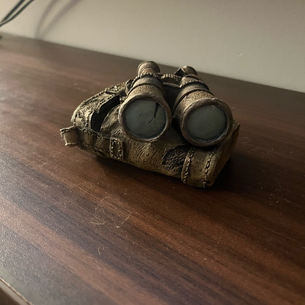 Binoculars figurine sculpture